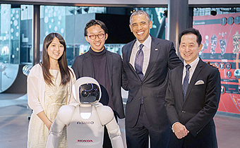 オバマ大統領とASIMOを囲んで、左が山元さん （State Department photo by William Ng）