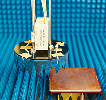 アンテナの効率や電波の放射方向を測定する電波暗室。