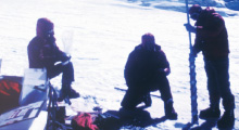 エベレストにて氷河のボーリング調査をしている時の吉田さん