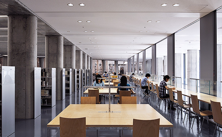 図書館地下閲覧スペース。地下とは思えない、光あふれる空間が特徴です。