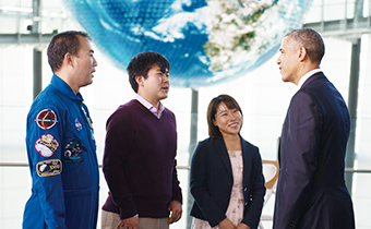 ジオ・コスモスの前で。オバマ大統領と談笑する小泉さん(State Department photo by William Ng)