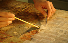 高松塚古墳の壁画を修復している様子