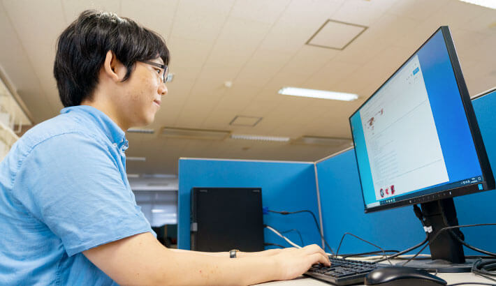 村田研究室にてパソコンに向かう佐瀬さんの目は社会に役立つ研究を見据えている