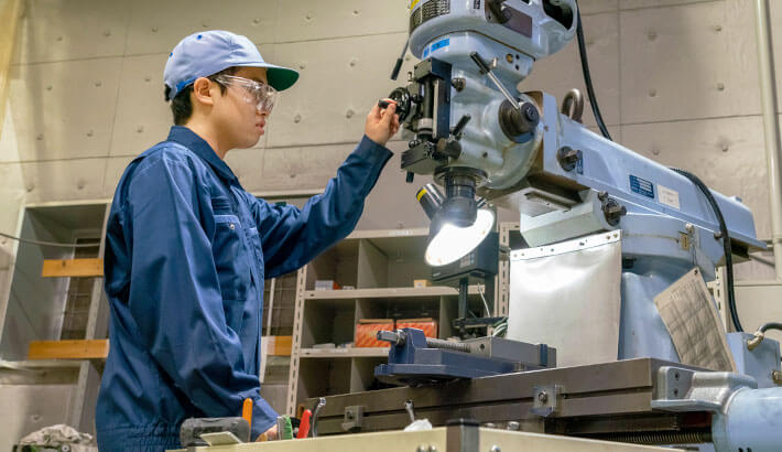 上田さんは頻繁にものつくり教育研究支援センターを利用し金属加工に打ち込む