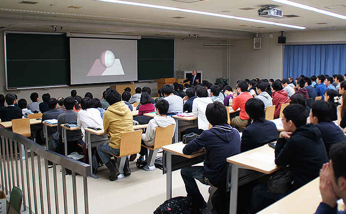 大講義室では、英語で聴くことのできる海外著名研究者の講義も行われます。
