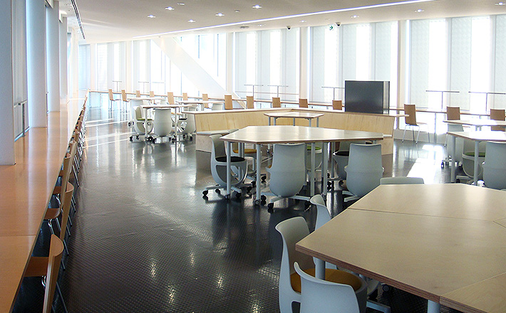 図書館グループ学修スペース。人数にあわせて自由に机や椅子を組み替えることができます。 飲み物もOK。