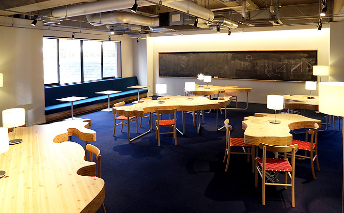 大陸のカタチをしたテーブルが印象的な、地球生命研究所のコミュニケーションスペース。