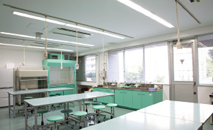小規模ながら大岡山のセンターと同等の工作機械が揃う分館。大人数で使用可能な実験室になっています。運営スタッフが常駐し、学生のものつくりをサポートしてくれます。