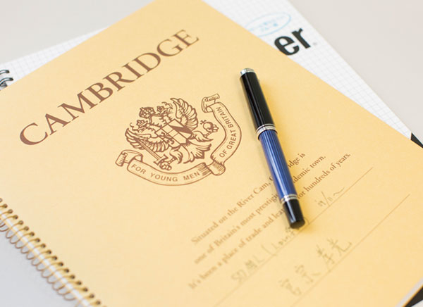 仕事で使用するノートと万年筆。判型の大きいスプリングノート「ケンブリッジ」は、コンサルタントの間にも愛用者が多い。