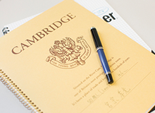 仕事で使用するノートと万年筆。判型の大きいスプリングノート「ケンブリッジ」は、コンサルタントの間にも愛用者が多い。